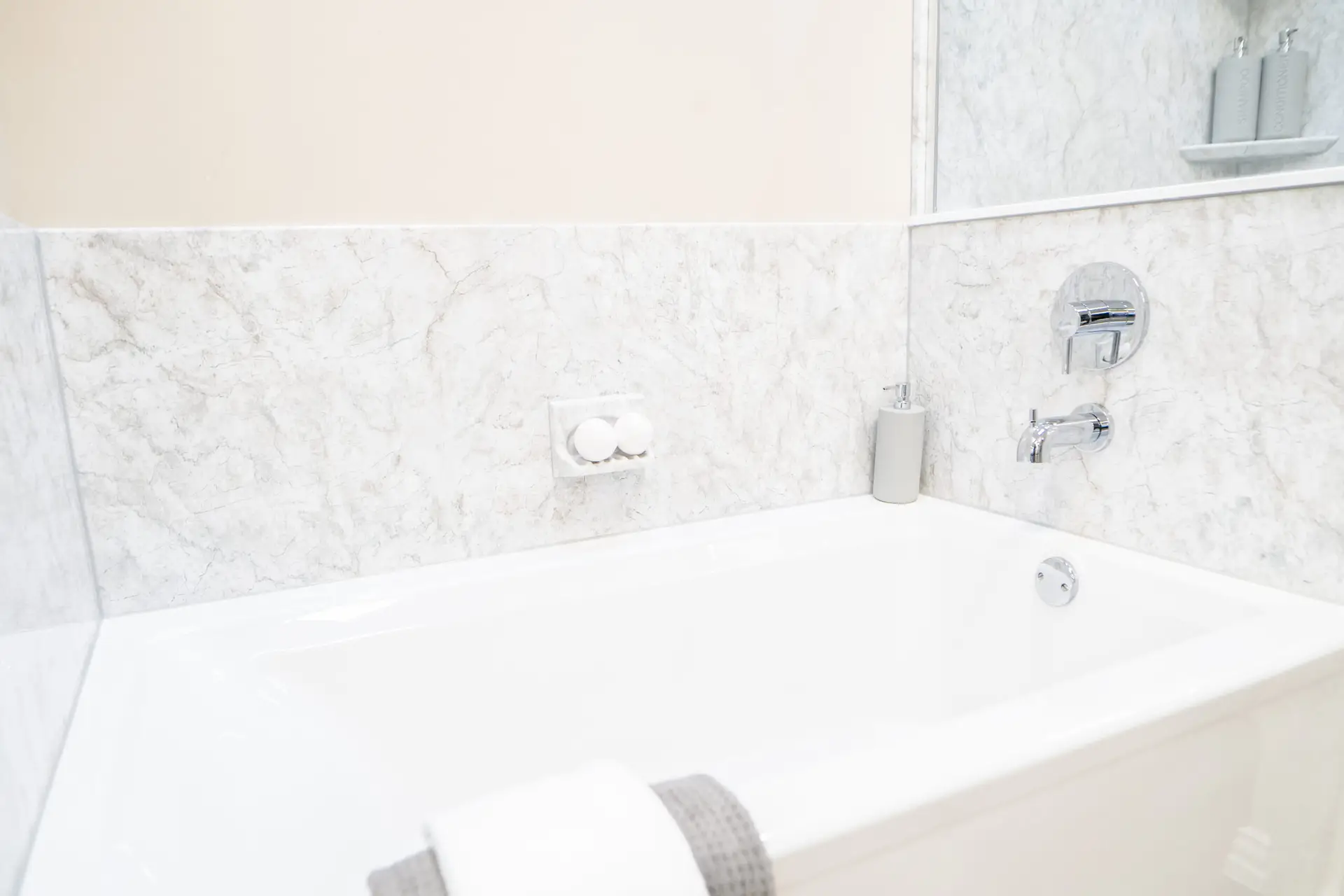 Featured image for post: How Much Does Bathtub Replacement Cost in Dallas, TX?